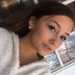 Meet your Posher, Amia